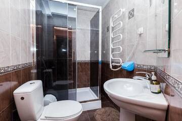 Фото номера Семейный номер с балконом Отель Vatra Hotel г. Яремче 3