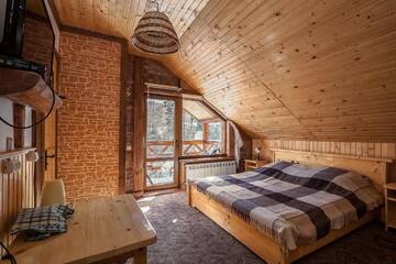Фото номера Двухместный номер с 1 кроватью и балконом Отель Vatra Hotel г. Яремче 3