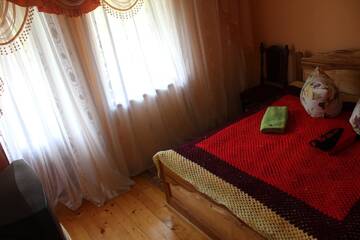 Фото номера Двухместный номер Делюкс с 1 кроватью и балконом Лоджи Cottage Gutsulia г. Яремче 3