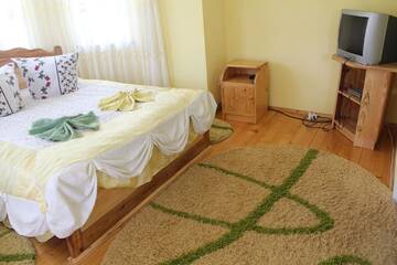 Фото номера Стандартный трехместный номер-студио Лоджи Cottage Gutsulia г. Яремче 4