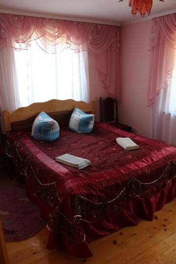 Фото номера Двухместный номер Делюкс с 1 кроватью и балконом Лоджи Cottage Gutsulia г. Яремче 9