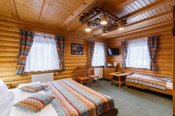 Фото номера Трехместный номер в коттедже Курортные отели Семейный курорт Медвежья Гора г. Яремче 2