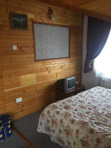 Фото номера Трехместный номер с общей ванной комнатой Лоджи Guest House U Myrona г. Яремче 4