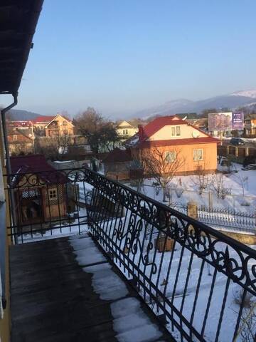 Фото номера Трехместный номер с балконом Лоджи Guest House U Myrona г. Яремче 2