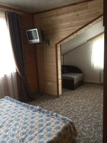 Фото номера Трехместный номер с общей ванной комнатой Лоджи Guest House U Myrona г. Яремче 6
