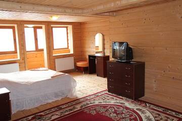 Фото номера Улучшенный семейный номер Гостевой дом Gutsulochka Apartment г. Яремче 3