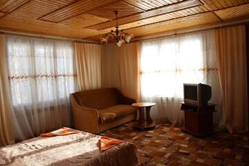 Фото номера Улучшенный трехместный номер Гостевой дом Gutsulochka Apartment г. Яремче 7