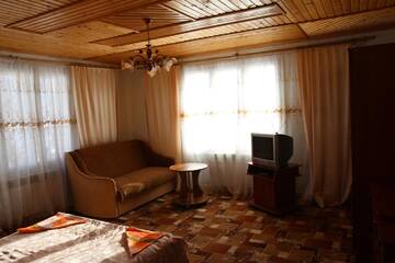 Фото номера Улучшенный трехместный номер Гостевой дом Gutsulochka Apartment г. Яремче 2