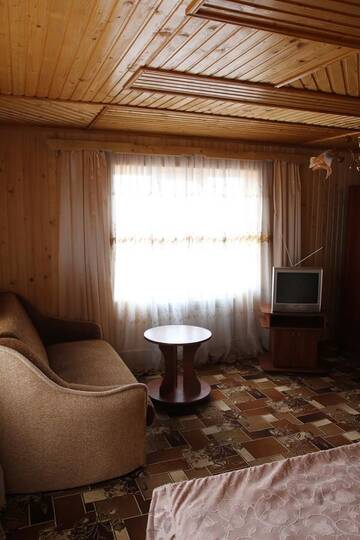 Фото номера Улучшенный трехместный номер Гостевой дом Gutsulochka Apartment г. Яремче 4