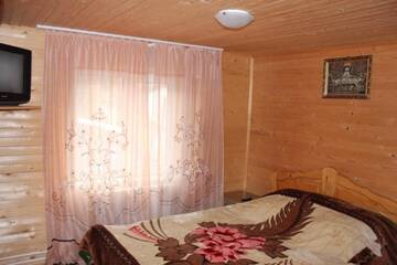 Фото номера Двухместный номер с 1 кроватью и общим туалетом Гостевой дом Holiday home Lancedor г. Яремче 5