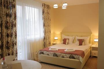 Фото номера Улучшенный трехместный номер Отель Hotel&amp;Restaurant Premium Club г. Яремче 2