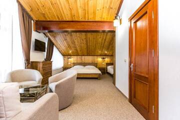 Фото номера Трехместный номер с балконом Отель ATAVA family house г. Яремче 2