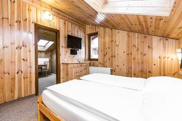 Фото номера Улучшенный двухместный номер с 1 кроватью Отель ATAVA family house г. Яремче 2