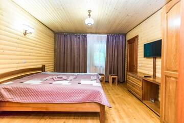 Фото номера Двухместный номер Делюкс с 1 кроватью и балконом Лоджи Cottage Berdo г. Яремче 21