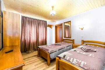Фото номера Просторный двухместный номер с 2 отдельными кроватями Лоджи Cottage Berdo г. Яремче 4