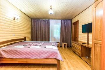Фото номера Двухместный номер Делюкс с 1 кроватью и балконом Лоджи Cottage Berdo г. Яремче 8