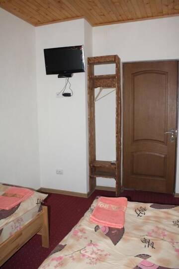Фото номера Четырехместный номер с собственной ванной комнатой Мини-отель Hotel Yaremche г. Яремче 20