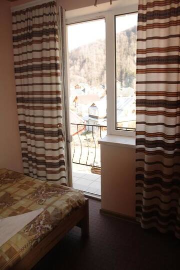 Фото номера Четырехместный номер с собственной ванной комнатой Мини-отель Hotel Yaremche г. Яремче 2