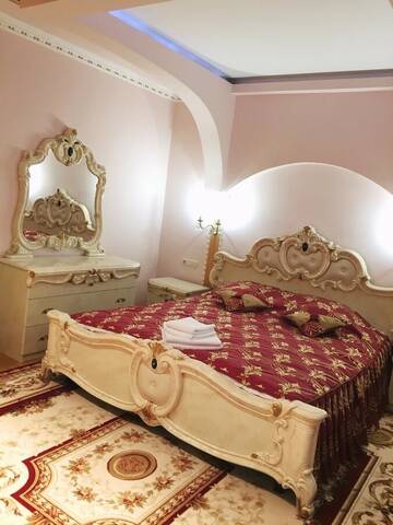 Фото номера Трехместный номер Делюкс Отель Петрос Family Hotel г. Яремче 2
