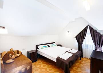 Фото номера Трехместный номер с видом на горы Отель GORHouse Hotel г. Яремче 5