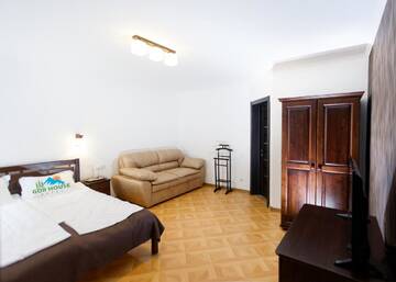 Фото номера Четырехместный номер с балконом Отель GORHouse Hotel г. Яремче 2