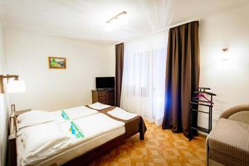 Фото номера Трехместный номер с видом на горы Отель GORHouse Hotel г. Яремче 2
