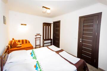 Фото номера Трехместный номер с видом на горы Отель GORHouse Hotel г. Яремче 4